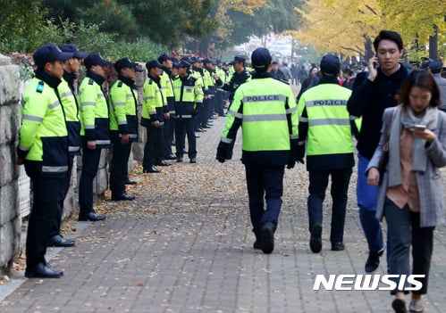 트럼프 미국 대통령의 24년만의 국회 연설을 앞두고 8일 국회 주변 검문검색이 강화됐다. /사진=뉴시스