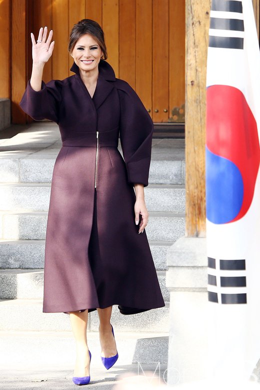 멜라니아 트럼프. 멜라니아 패션 외교. 도널드 트럼프 미국 대통령의 부인 멜라니아 트럼프 여사가 7일 서울 중구 주한 미국대사관에서 열린 '걸스 플레이2'(Girls Play2) 행사에 참석하고 있다. /사진=사진공동취재단