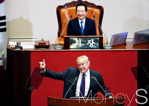 [머니S포토] 제스처 풍부한 트럼프, 정세균 의장 '웃음'