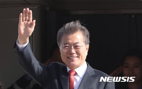 문재인 대통령이 동남아 순방을 위해 8일 오후 인도네시아로 출국했다. /사진=뉴시스