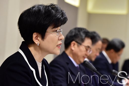 2018년 최저임금 인상에 따른 일자리 자금지원 시행계획이 9일 정부 부처 합동으로 발표됐다. 질의에 답하는 김영주 고용노동부 장관. /사진=임한별 기자
