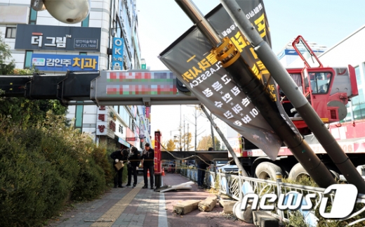 전주에서 크레인 전복 사고가 발생해 작업자 2명이 사망했다. /사진=뉴스1