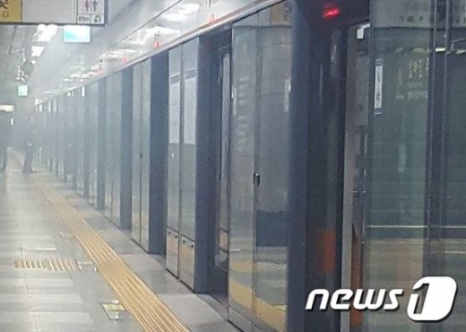 서울지하철 3호선 금호역으로 들어오던 전동차에 연기가 발생해 승객들이 대피했다. /사진=뉴스1