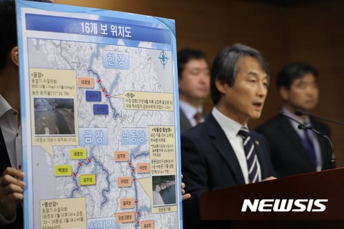 4대강 보가 추가로 개방된다. 안병옥 환경부 차관과 김종훈 농림축산식품부 차관보, 박재현 국토교통부 수자원정책국장이 10일 오전 정부세종청사에서 관련 브리핑을 하고 있다. /사진=뉴시스