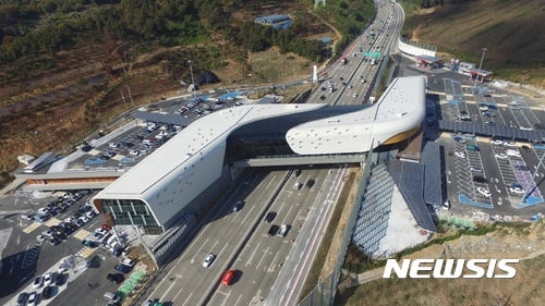 고속도로 위에 떠 있는 '시흥 하늘 휴게소' 전경. /사진=뉴시스(한국도로공사 제공)