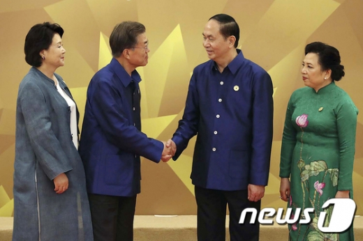 문재인 대통령과 부인 김정숙 여사가 10일 오후(현지시간) 베트남 다낭 쉐라톤 호텔 그랜드 볼룸에서 열린 아시아태평양경제협력체(APEC) 갈라 만찬에 참석해 쩐 다이 꽝 베트남 국가주석 내외와 인사를 나누고 있다. /사진=뉴스1
