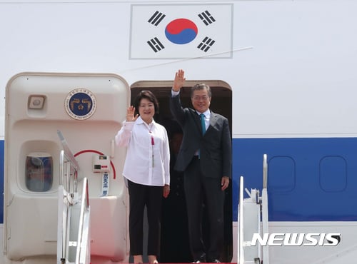 (왼쪽부터) 김정숙 여사와 문재인 대통령. /사진=뉴시스