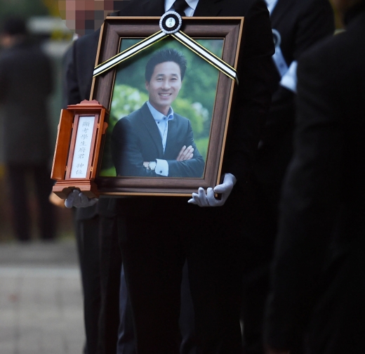 세월호 참사로 희생된 고창석 교사의 운구 행렬이 13일 오전 안산 단원고등학교에 도착했다. /사진=뉴시스