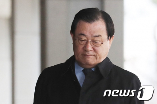 이병기 전 국정원장이 특활비 상납 의혹과 관련, 피의자 신분으로 13일 검찰에 출석했다. /사진=뉴스1