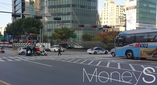 지난주 초 서울 중구 청계2가 사거리에서 황색신호에 무리하게 교차로를 지나려던 오토바이 한대가 왼쪽에서 초록색 신호로 바뀐 직후 출발한 오토바이와 충돌하는 사고가 발생한 가운데 횡단보도를 건너던 시민들이 오토바이와 운전자를 일으켜 세우고 있다. /사진=허주열 기자