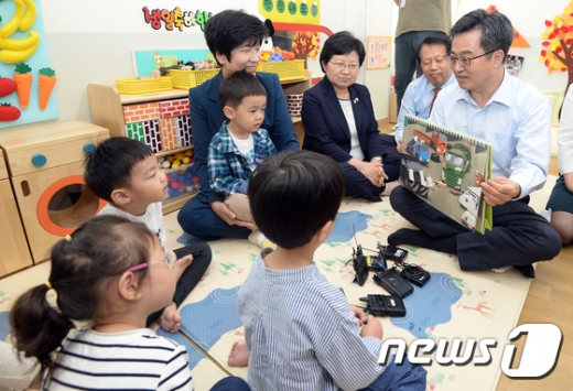 아동수당 도입으로 세액공제 혜택이 일부 축소된다. 서울 구로구청 내 어린이집을 방문한 김동연 부총리. /자료사진=뉴스1