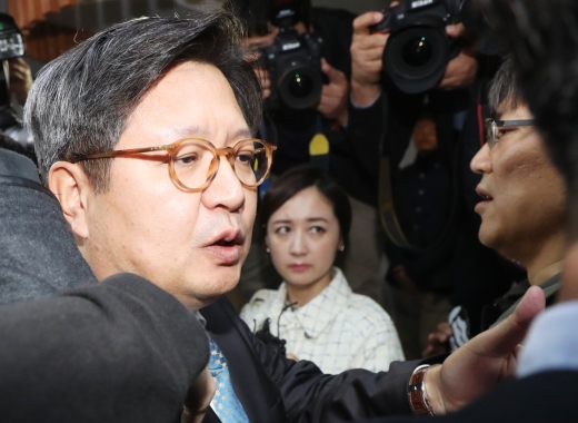 배현진. 김장겸. 김장겸 MBC 사장 해임. 김장겸 전 MBC 사장이 지난 8일 서울 영등포구 방송문화진흥회에 도착했다. /사진=뉴스1