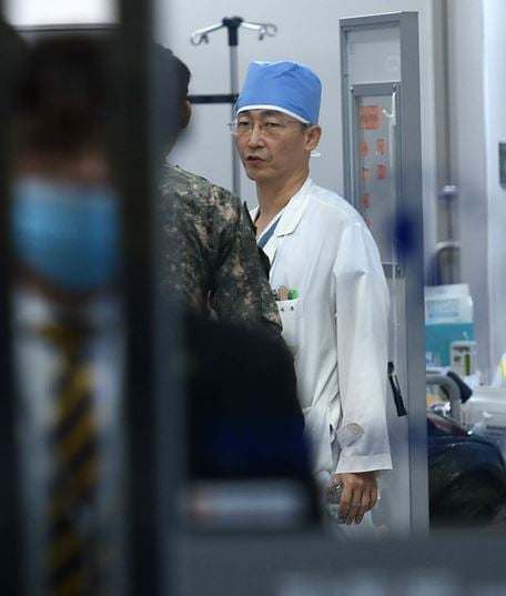 이국종 아주대병원 교수가 13일 JSA를 통해 귀순한 북한군 병사 수술을 준비하고 있다. /사진=뉴시스