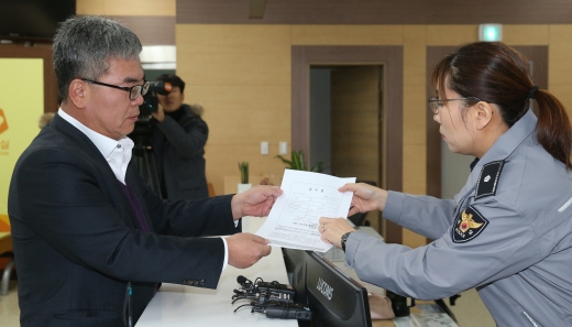 서해순 변호인. 가수 고 김광석씨의 부인 서해순씨의 변호인 박훈 변호사(왼쪽)가 14일 서울 종로구 서울지방경찰청에서 딸 김서연양의 살해 혐의 의혹을 제기한 이상호 고발뉴스 기자, 김광석씨의 형 김광복씨, 고발뉴스에 대해 무고와 명예훼손 등 혐의로 고소장을 제출한 뒤 접수증을 받고 있다. /사진=뉴스1