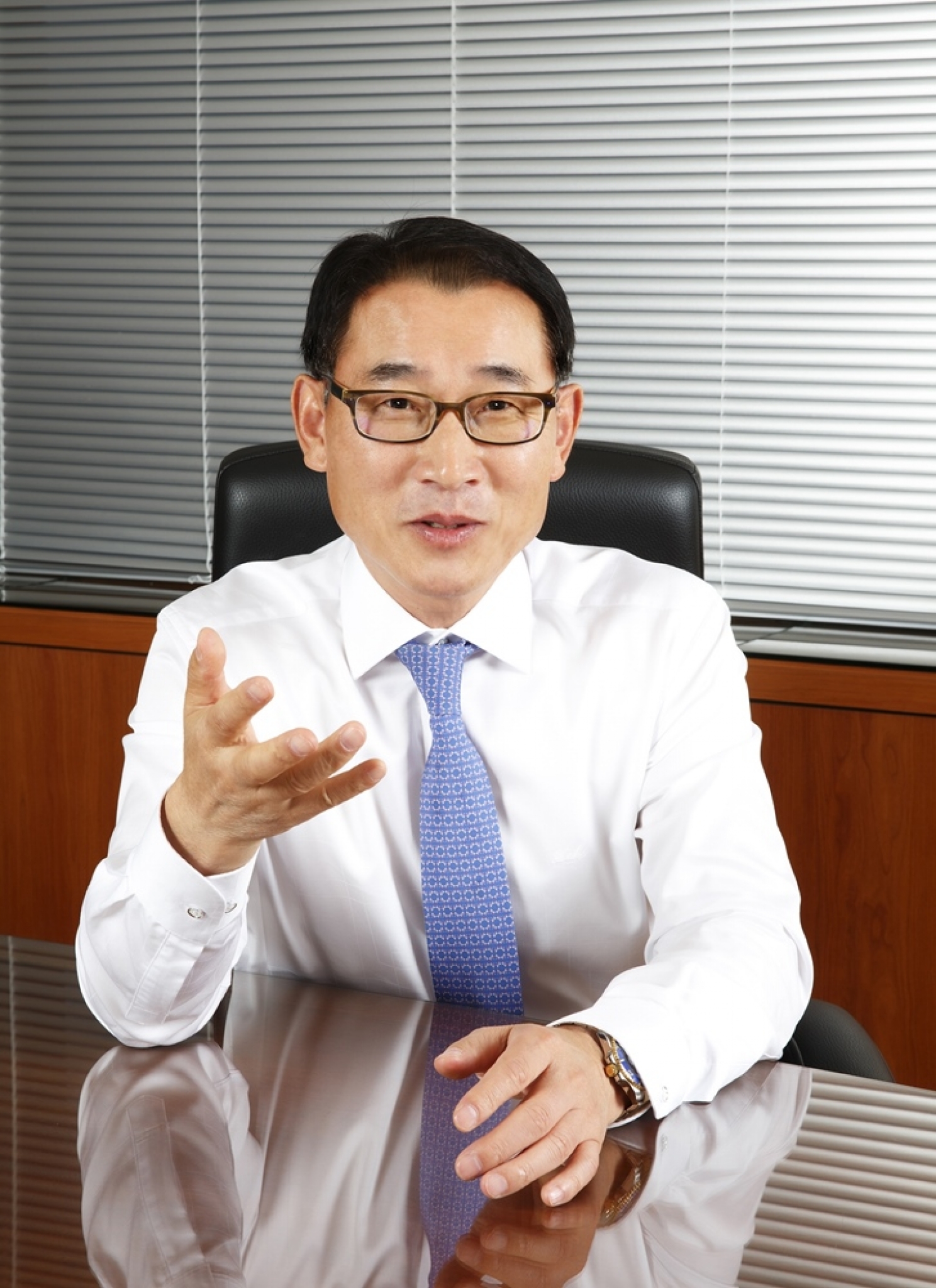 '33년 운송맨' 이덕연 금호고속 사장, '은탑산업훈장' 수여