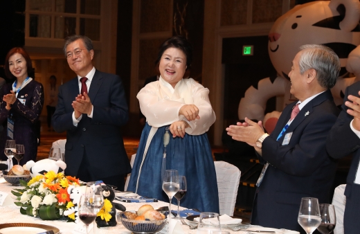 김정숙 여사 말춤. 문재인 대통령의 부인 김정숙 여사가 14일(현지시간) 필리핀 마닐라 샹그릴라 호텔에서 열린 동포 간담회에 참석했다. /사진=뉴시스