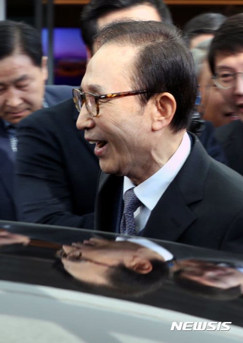 이명박 전 대통령 귀국, '메시지' 없이 이동… 