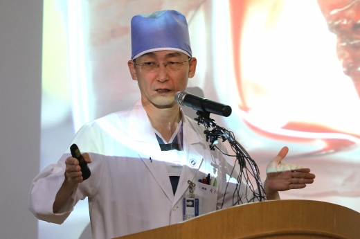 북한 귀순병사. 이국종 교수. /사진=뉴스1