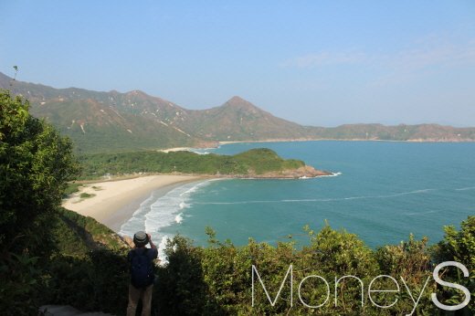 맥리호스트레일 2구간 함 틴 완 해변. 멀리 삼각형 모양으로 우뚝 솟은 산은 샤프 피크다. /사진=박정웅 기자