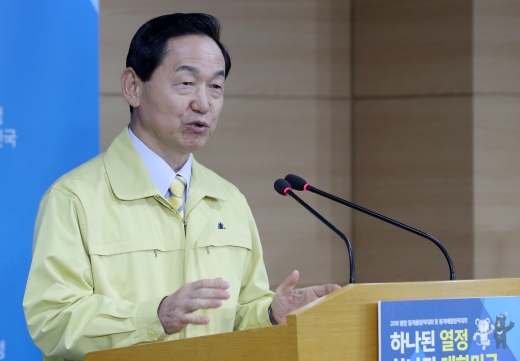 포항 지진에 수능 연기. 김상곤 사회부총리 겸 교육부 장관이 15일 오후 서울 종로구 정부서울청사에서 기자회견을 하고 있다. /사진=뉴스1
