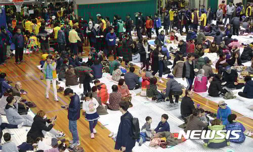 경북 포항시에 진도 5.4 규모의 지진이 발생한 가운데 15일 오후 포항시 북구 흥해읍 흥해실내체육관에 대피한 주민들이 배식을 받고 있다. /사진=뉴시스