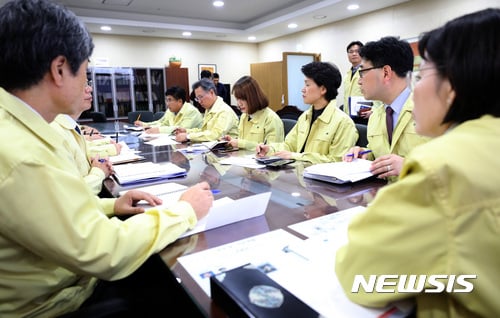 포항 지진 발생으로 2018 대입 수능이 연기된 16일 오전 박춘란 교육부 차관과 직원들이 정부세종청사에서 수능 연기 관련 추후 대책 등을 논의하고 있다. /사진=뉴시스
