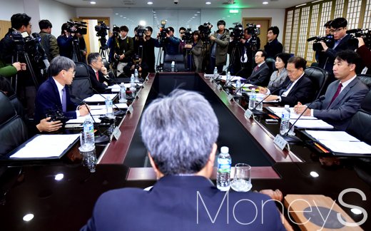 김장겸 해임. 방송문화진흥회가 지난 13일 서울 영등포구 방문진 사무실에서 이완기 이사장 이하 6명의 이사진이 참석한 가운데 제8차 임시 이사회를 열고 있다. /사진=임한별 기자