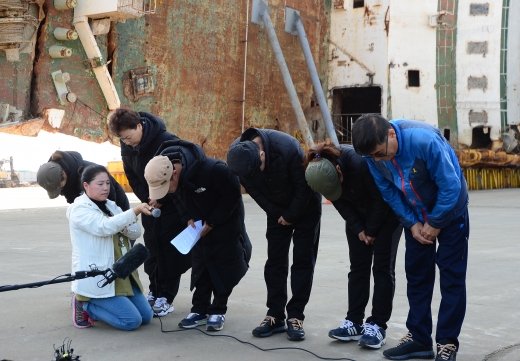 세월호 미수습자 가족들이 16일 전남 목포시 목포신항에서 기자회견을 하고 있다. /사진=뉴스1