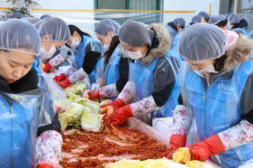 현대산업개발 임직원들이 용산구 후암동 주민에게 전달할 김치를 담그고 있다. /사진=현대산업개발