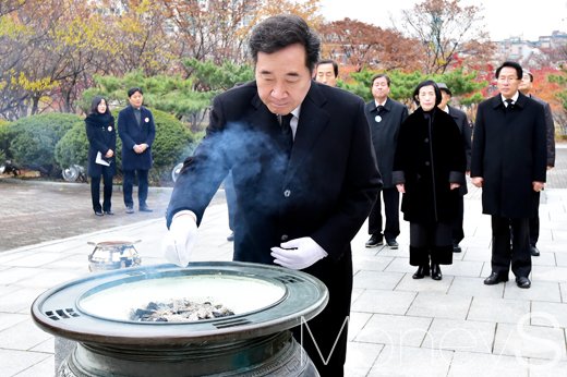 [머니S포토] 순국선열의 날, 분향하는 이낙연 총리