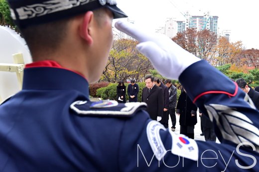 [머니S포토] 순국선열 기리는 이낙연 총리