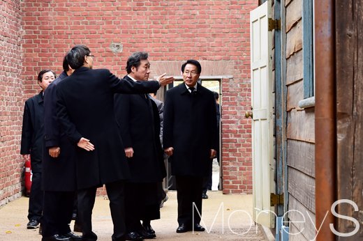 [머니S포토] 순국선열의 날, 사형장 둘러보는 이낙연 총리
