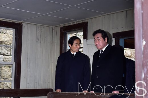 [머니S포토] 사형장 내부서 '무거운 표정' 보이는 이낙연 총리