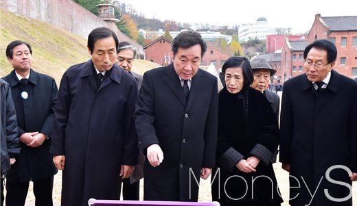 [머니S포토] '통곡의 미루나무' 안내문 읽는 이낙연 총리