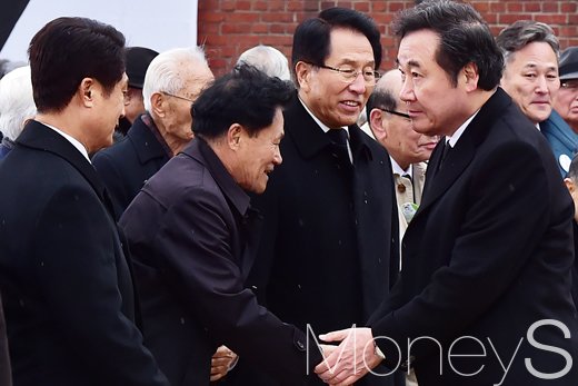 [머니S포토] 순국선열의 날, 인사 나누는 이낙연 총리