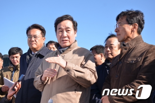 이낙연 국무총리(가운데)가 18일 부여 백제보를 방문해 보 개방상황에 대해 청취하고 있다. /사진=뉴스1