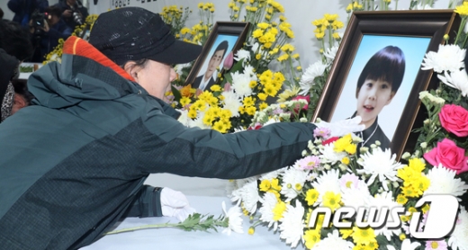 18일 오전 전남 목포신항에서 열린 세월호 참사 미수습자 5명의 합동 추모식에서 故 권재근·혁규 부자의 유가족이 혁규군의 영정사진을 만지며 오열하고 있다. /사진=뉴스1