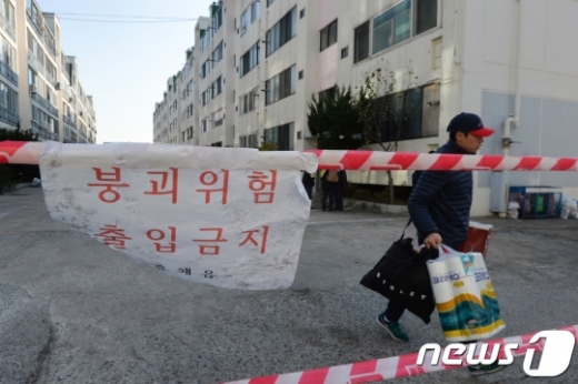 경북 포항지역 의용소방대원들이 18일 오전 지진 피해가 발생한 북구 흥해읍 마산리 대성아파트에서 이재민들의 짐을 옮기고 있다. /사진=뉴스1