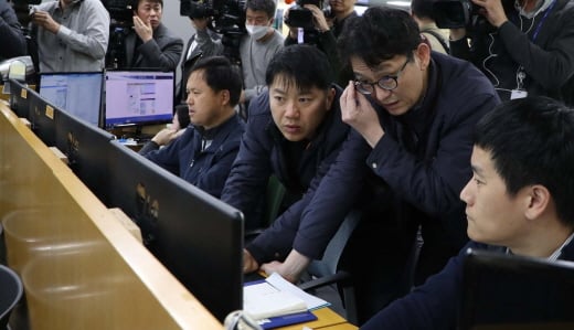 서울 동작구 기상청 국가지진화산종합상황실에서 기상청 직원들이 지진 데이터를 분석하고 있다. /사진=뉴시스 박주성 기자 