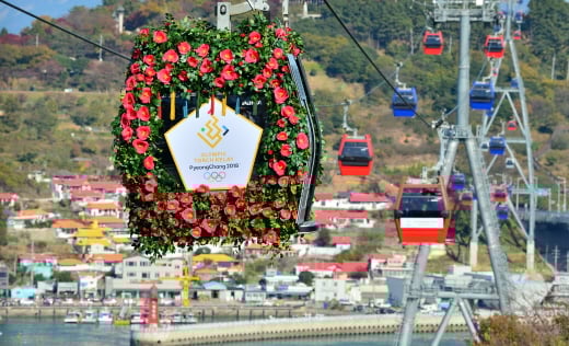 2018 평창동계올림픽 성화가 19일 오후 전남 여수시 여수해상케이블카에 실려 봉송됐다. /사진=뉴시스 류형근 기자