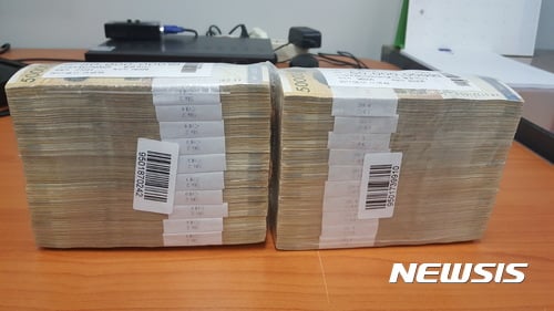 지난 10월 경기북부지방경찰청이 부부가 운영하는 1조원대 불법 스포츠도박사이트를 적발해 1억원 정도의 5만원권 현금을 압수했다. /사진=경기북부경찰청 제공