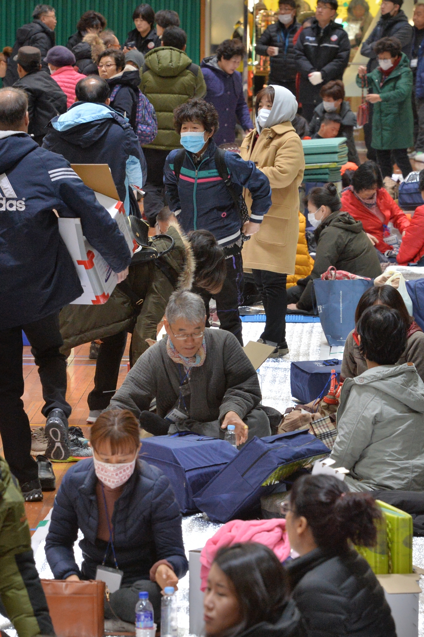 포항 흥해초등학교. 지난 19일 경북 포항시 북구 흥해실내체육관에서 대피 중이던 시민들이 흥해공업고등학교와 흥해남산초등학교로 거처를 옮기기 위해 짐을 꾸리고 있다. /사진=뉴스1