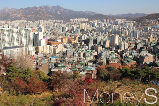 봉산 중턱에 자리한 산새마을. /사진=박정웅 기자