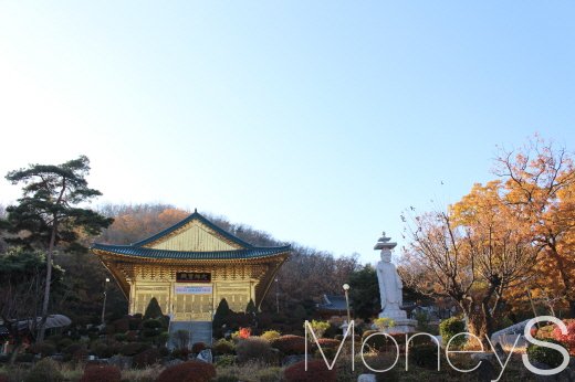 황금법당으로 유명한 수국사. /사진=박정웅 기자
