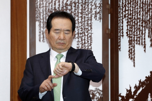 정세균. 최경환 압수수색. 정세균 국회의장이 지난 15일 서울 영등포구 국회의장실에서 열린 교섭단체 정책위의장, 원내수석부대표와의 2+2+2 회동에서 시계를 보고 있다. /사진=뉴스1