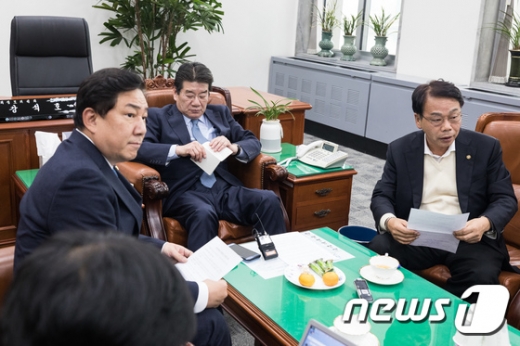 강석호 국회 정보위원장과 여야 간사가 20일 서울 여의도 국회에서 국정원으로부터 북한관련 동향을 보고 받은 후 취재진에게 브리핑하고 있다. 왼쪽부터 더불어민주당 김병기 간사, 강 위원장, 자유한국당 이완영 간사. /사진=뉴시스