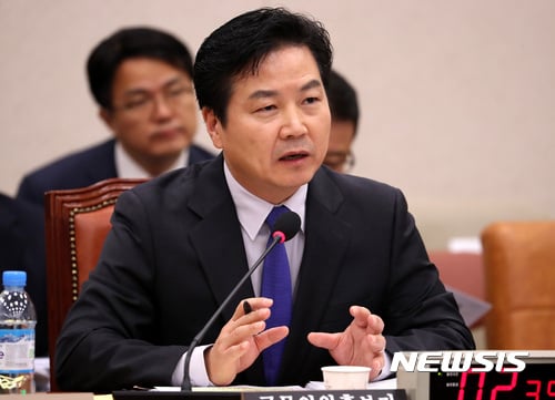 홍종학 중소벤처기업부 장관 후보자에 대한 임명식이 21일 오전 열린다. /자료사진=뉴시스