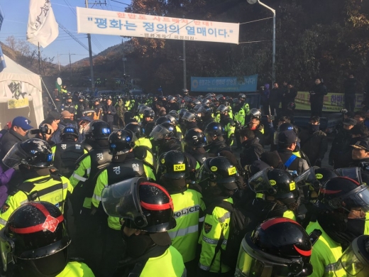 성주 사드. 21일 경북 성주군 초전면 소성리 사드(THHAD·고고도미사일방어체계) 기지 인근에서 공사 장비 차량 반입 여부를 두고 주민·시민단체 등과 경찰이 대치하고 있다. /사진=뉴시스