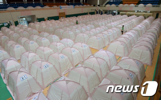 포항시 북구 흥해읍 실내체육관에 설치된 지진 대피소. /사진=뉴스1