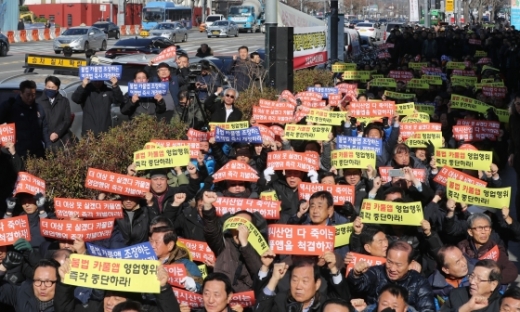 카풀앱. 서울택시운송사업조합, 서울개인택시운송사업조합, 전국택시노동조합 서울본부, 전국민주택시노동조합 서울본부 등이 21일 서울 중구 서울시청 앞에서 열린 '택시 생존권 사수를 위한 자가용 불법 카풀 영업 행위 근절 결의 대회'에서 구호를 외치고 있다. /사진=뉴스1